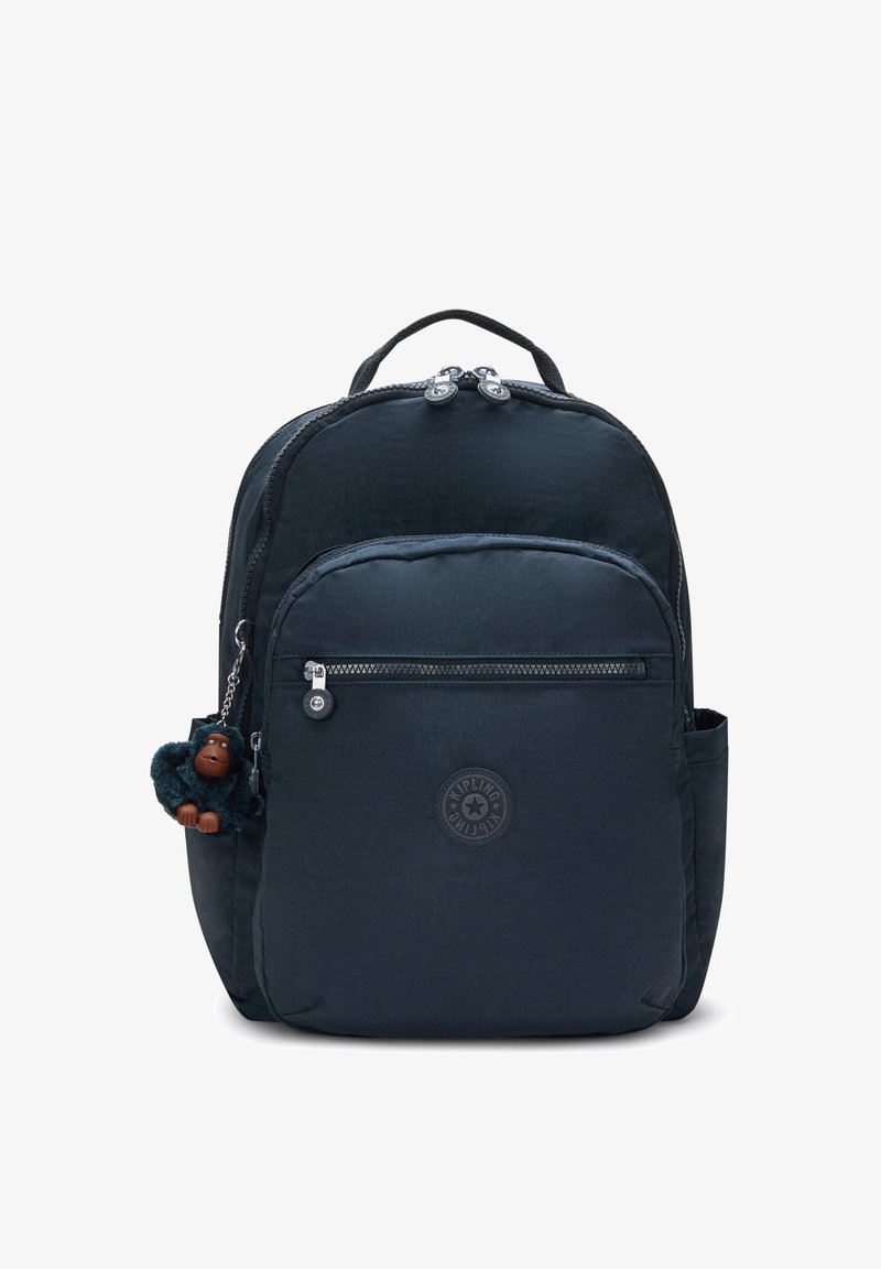 Zaino in nylon blu navy con doppie compartimenti con zip, tasca frontale e dettaglio logo. Presenta un portachiavi a forma di scimmia attaccato al cursore della zip.