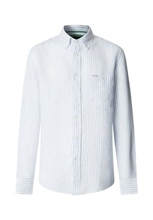 Camisa blanca de manga larga con rayas verticales en azul claro, cuello con botones y un pequeño bolsillo en el pecho con una etiqueta de logo.