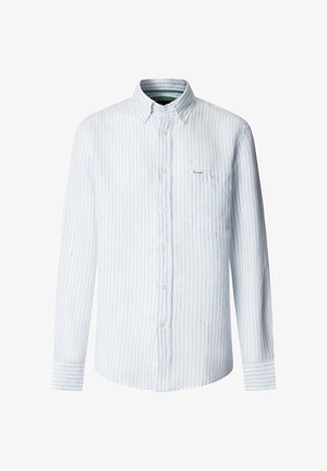 Camisa blanca de manga larga con rayas verticales en azul claro, cuello con botones y un pequeño bolsillo en el pecho con una etiqueta de logo.