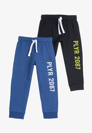 Deux paires de pantalons de survêtement : une bleue avec le texte blanc "PLYR 2087", et une noire avec le texte jaune "PLYR 2087". Les deux disposent de ceintures élastiques et de chevilles élastiques.