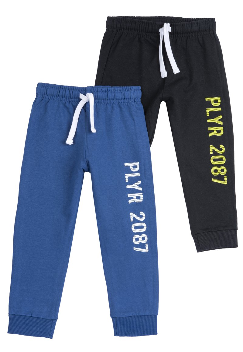 Två par sweatpants: ett par blå med vit "PLYR 2087" text och ett par svarta med gul "PLYR 2087" text. Båda har elastiska midjeband och mudd.