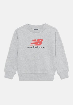 Vaaleanharmaa pyöreäkauluksinen collegepaita, jossa on pitkät hihat, punainen "NB"-logo ja musta "new balance" -teksti rinnassa.