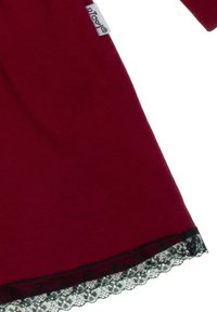 Bordowa odzież z krótkimi rękawami, z czarną koronkową lamówką, gładką fakturą i małą białą metką marki blisko rękawa.