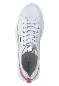 Hvide lædersneakers med multicolorede detaljer i lysegrøn, pink og metallic sølv, med snørebåndsdesign og en tekstureret hælkappe.