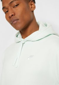 Nike Sportswear SPORTSWEAR CLUB FLEECE - Sweatshirt com capuz - barely green