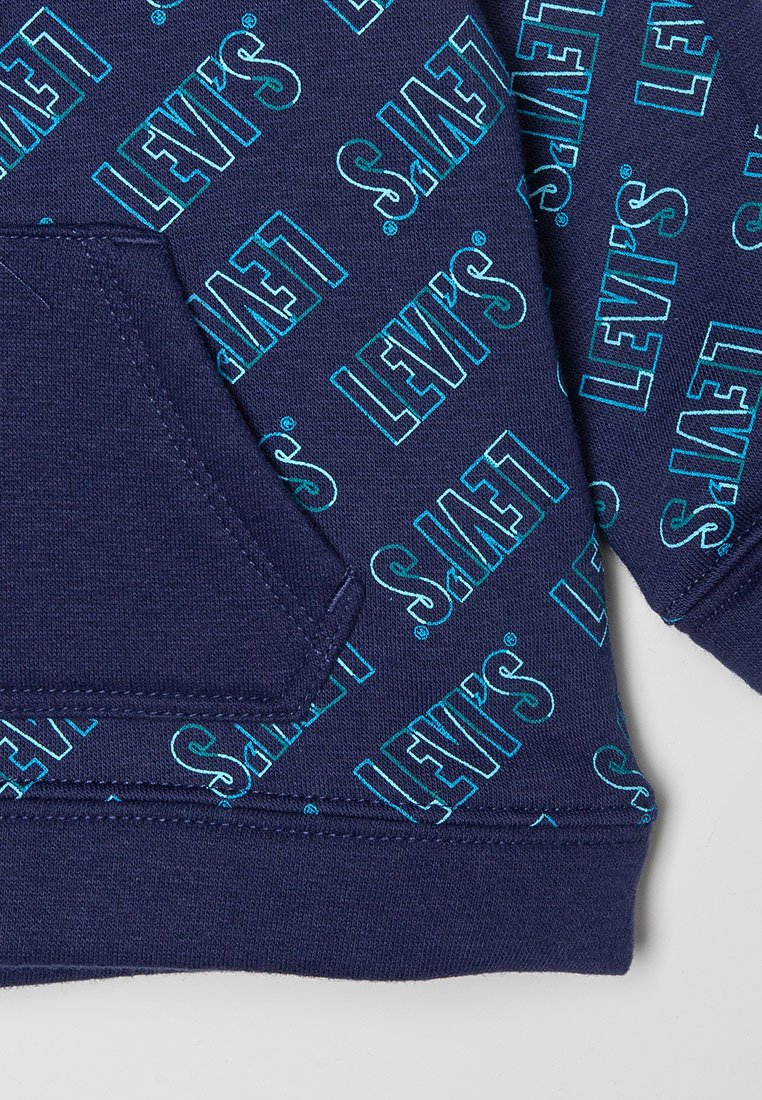 Sudadera azul marino con un patrón repetido del logo "Levi's" en turquesa, fabricada con tejido suave, con bolsillo tipo canguro, puños y dobladillo acanalados.