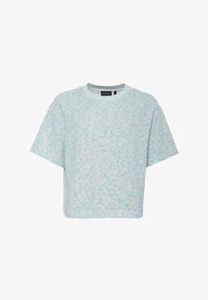 Maglietta a maniche corte in maglia color azzurro chiaro con macchie multicolori e scollo rotondo su sfondo bianco semplice.