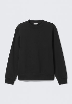 Hanorac negru cu guler rotund, cu mâneci lungi și manșete și tiv din material elastic, etichetat "WEEKDAY" în interiorul gulerului.