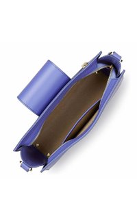 Paarse leren handtas met een gladde textuur, voorzien van een ritsluiting en een binnenzak. Inclusief een afneembaar cilindrisch compartiment.