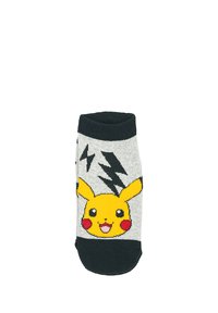 Calcetín de tobillo gris con un gráfico de Pikachu amarillo y rayos negros, terminado con un puño y una punta de color verde oscuro.