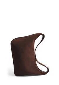 Brun mockaskinn tote väska med en minimalistisk design, som har en enkel rem och ett dragkedjestängning på toppen. Texturerad yta, mjukt utförande.