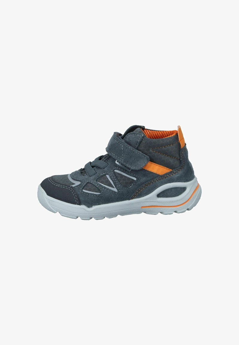Grauer Wildleder-Sneaker mit orangefarbenen Akzenten, verstellbarem Riemen, Mesh-Einsätzen und weißer Gummisohle. Niedrig geschnittenes Design.