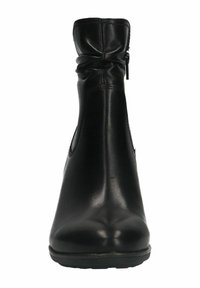 Bottines en cuir noir avec une surface lisse, un col froncé, une fermeture éclair sur le côté et un bout arrondi. La semelle est plate et légèrement texturée.