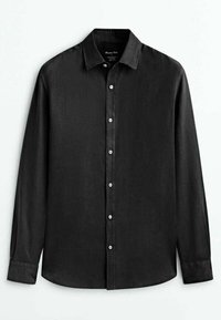 Chemise noire à manches longues avec col, boutons blancs et manches retroussées, présentée sur un fond clair uni.