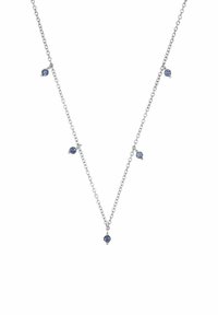 Collar de cadena de plata con pequeños acentos de piedra preciosa azul, distribuidos de manera uniforme a lo largo de la longitud, con una textura delicada y un acabado suave.