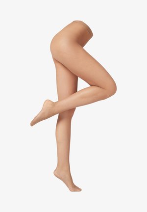 Nude rajstopy siatkowe, teksturowany wzór siatki, przezroczyste wykończenie, z gładkim pasem w talii i wysokim krojem do kostek, eksponując skrzyżowane nogi.