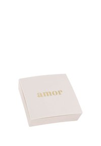Caja cuadrada color crema con una inscripción en oro que dice "amor" centrada en la tapa, sobre un fondo blanco.