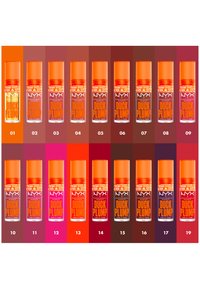NYX Duck Plump läppprodukter i klara tuber med orangea lock. Finns i 19 nyanser som sträcker sig från ljusrosa till mörkröd, med numeriska etiketter.