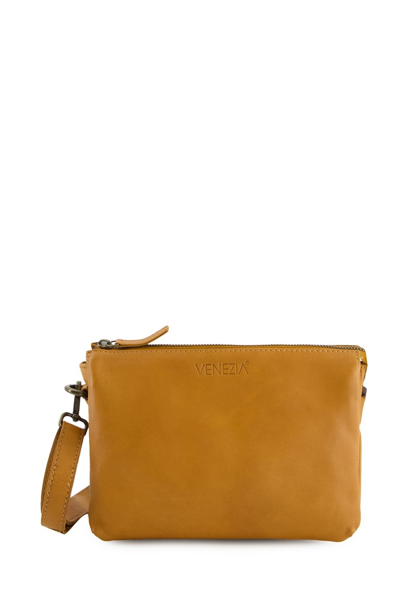 Tan læder håndledstaske med lynlås-lukning og præget "VENEZIA" logo på fronten, med en aftagelig rem på en hvid baggrund.