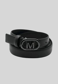 Cintura in pelle nera con una texture liscia, dotata di una fibbia metallica arrotondata incisa con la lettera "M" e il marchio "MARC ELLIS".