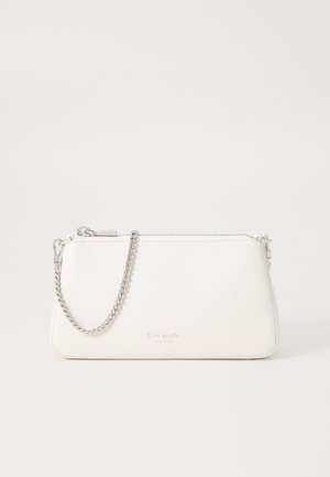 Weiße Leder-Clutch mit silberner Kettenriemen, Reißverschluss und dezentem Logo auf der Vorderseite. Glatte Textur und rechteckige Form.