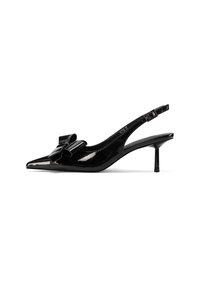 Tacchi slingback neri in vernice con punta appuntita e grande fiocco decorativo sul davanti. Tacco sottile e dettaglio della cintura regolabile.