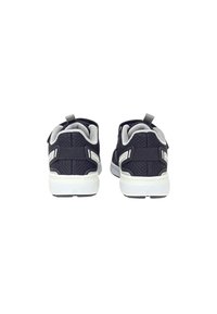 Vista posteriore di scarpe da ginnastica a rete blu navy con accenti grigi, linguette sul retro e suole bianche, caratterizzate da un design testurizzato e una struttura supportiva.