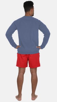 Blå långärmad skjorta och röda shorts. Skjortan har en rund halsringning och ribbade ärmslut, medan shortsen har en elastisk midja.