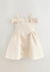 Kreem värvi õlgadelt avatud kleit kahe suure paelaga õlgadel, pleeditud seelikuosa ja selja lukuga kinnitamine. Sile kangastekstuuri.