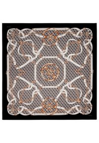 Bufanda estampada con cadenas doradas entrelazadas, correas de cuero blanco y logotipos circulares sobre un fondo gris con borde negro.