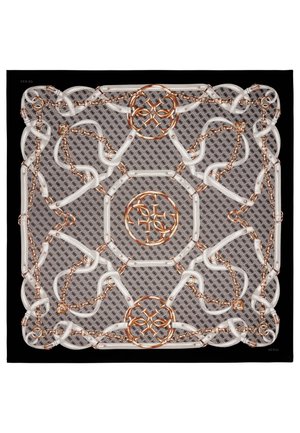 Bufanda estampada con cadenas doradas entrelazadas, correas de cuero blanco y logotipos circulares sobre un fondo gris con borde negro.