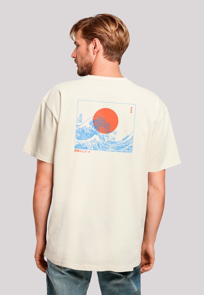 Crème t-shirt met een levendige oranje zon en een blauwe golfafbeelding op de achterkant. Korte mouwen, ontspannen pasvorm en een zachte katoenen textuur.