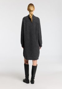 Selected Femme Pletené šaty - volcanic ash