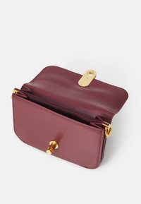Borsa in pelle bordeaux con dettagli in oro, caratterizzata da un design piatto, un compartimento centrale e una chiusura a gancetto distintiva.