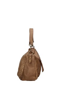 Borsa a tracolla in pelle marrone con una texture intrecciata su un lato, una sola maniglia e dettagli in ottone. Forma robusta e arrotondata.
