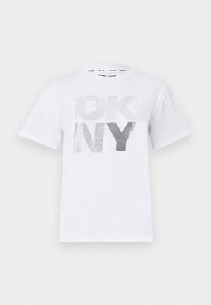 Camiseta blanca de algodón con un gran gráfico metálico plateado de "DKNY" en varias texturas, manga corta y cuello redondo.