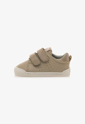 Zapatos para toddler de cuero beige con acentos de ante, dos correas de velcro, detalles perforados y suelas de goma, con una pestaña en el talón.