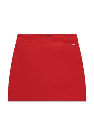 Minigonna rossa dritta con cintura e piccola targhetta in metallo del marchio nella parte superiore destra.