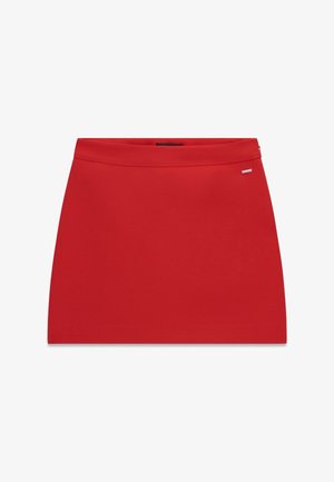 Minigonna rossa dritta con cintura e piccola targhetta in metallo del marchio nella parte superiore destra.
