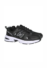 Zapatillas deportivas negras con parte superior de malla, detalles blancos, cuello acolchado y suela acolchonada. Los cordones ofrecen un ajuste y soporte ajustables.