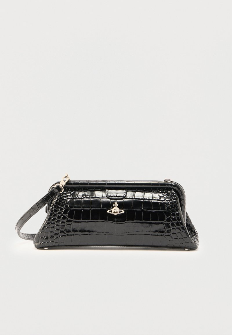 Musta kiiltävä krokotiilinsyinen clutch-laukku rannelenkillä ja pieni kultainen orb-logo keskellä edessä.