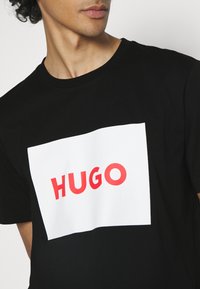 HUGO DULIVE - T-shirt estampada - black