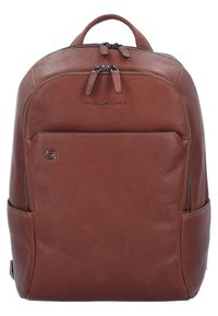 Sac à dos en cuir marron avec double fermeture éclair, sommet arrondi, poche avant et logo de marque subtil. Présente une texture lisse et des accents cousus.