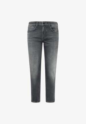 Harmaat farkut suoran leikkauksen omaavina; niissä on viisi taskua, hienovarainen kulutusjälki ja haalistunut pinta. Sulkeminen tapahtuu napilla ja vetskarilla.