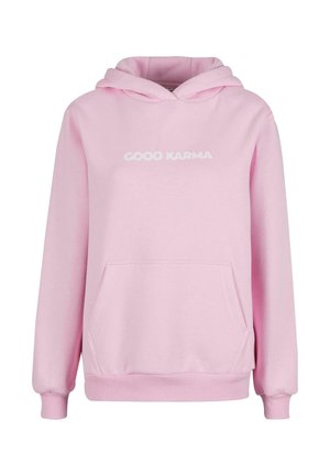 Küsimusteta roosa kapuutsiga dressipluus pehmest kangast, millel on eesmine tasku, ribatreppidega varrukad ja äär ning valge "GOOD KARMA" tekst rinnal.