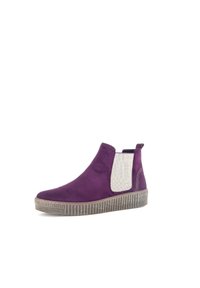 Lila Wildleder-Stiefelette mit elastischen Seitenteilen und einer strukturierten Gummisohle. Sie verfügt über eine abgerundete Zehenpartie und eine Schlaufenschnalle an der Ferse.