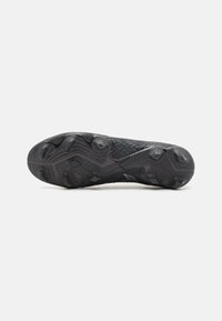 Sole di scarpa sportiva nera, in gomma testurizzata con chiodi stampati per la trazione, caratterizzata da un design aerodinamico e un bordo liscio.