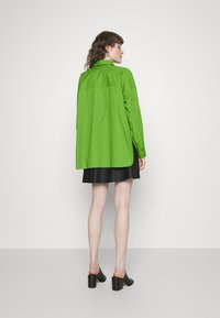 mbyM BRISA BOXY - Blusa com botões - kiwi