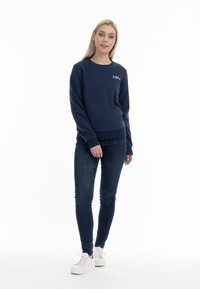 Felpa blu navy realizzata in misto cotone, dotata di maniche lunghe, scollatura rotonda e logo dell'ancora ricamato sulla zona del petto.