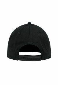 Sort baseballcap med en buet skygge, udstyret med en tekstureret rem bagpå prydet med et geometrisk mønster.